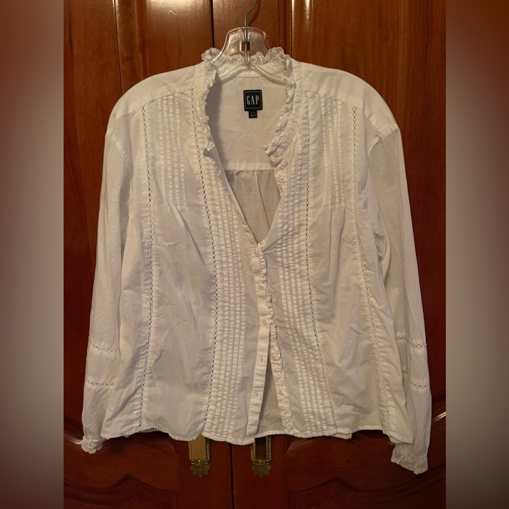 Fresh and cool Gap white shirt.
